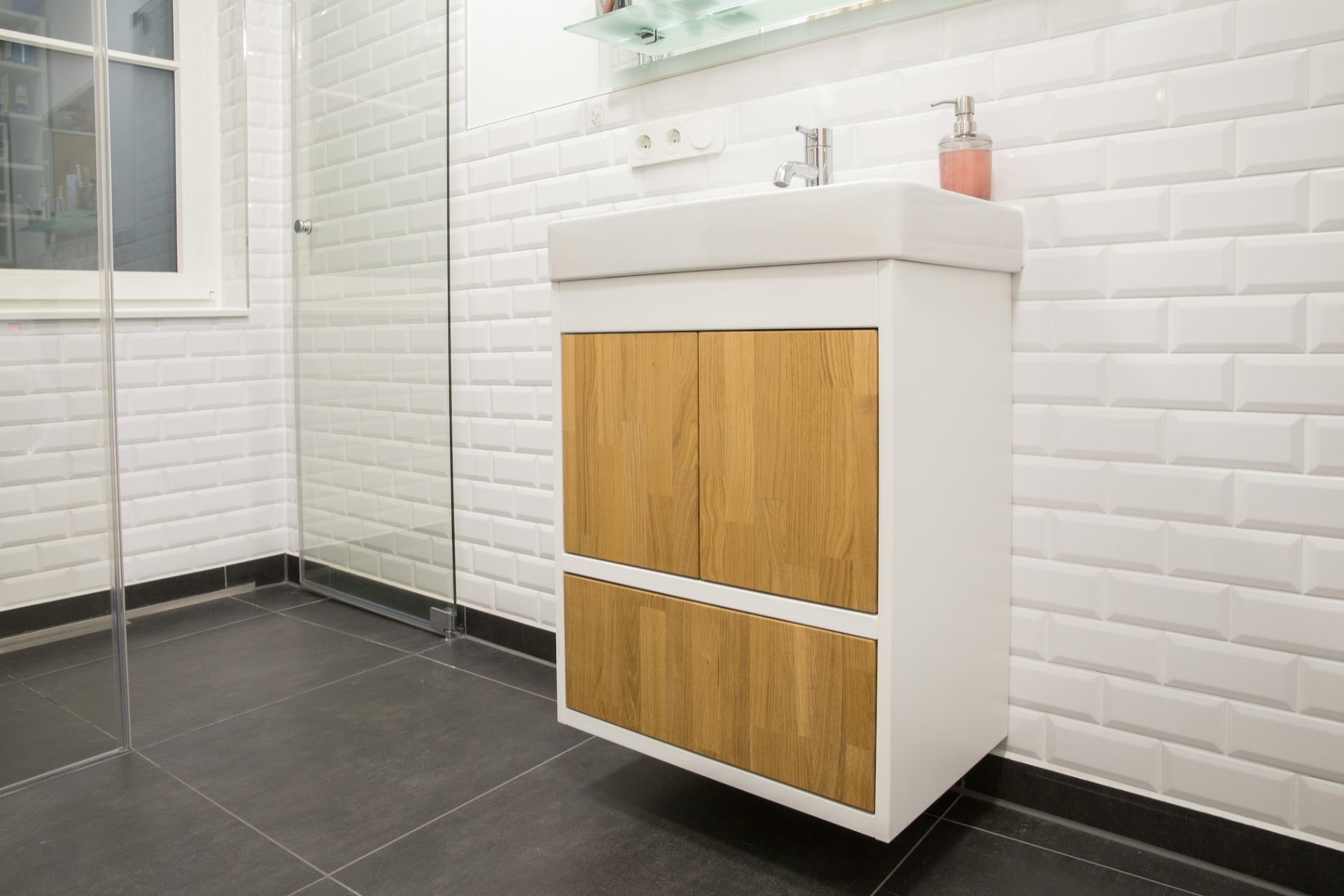 Lesena kopalniška dvobarvna omara.