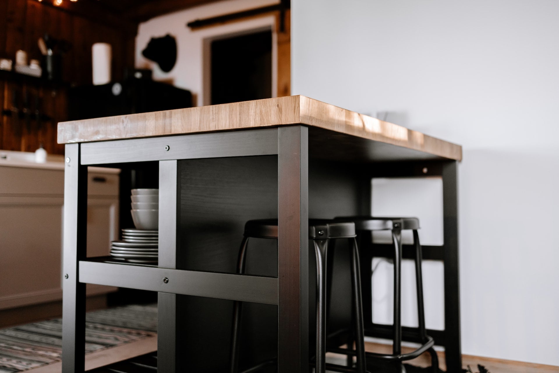 Manjša črna kuhinjska miza.