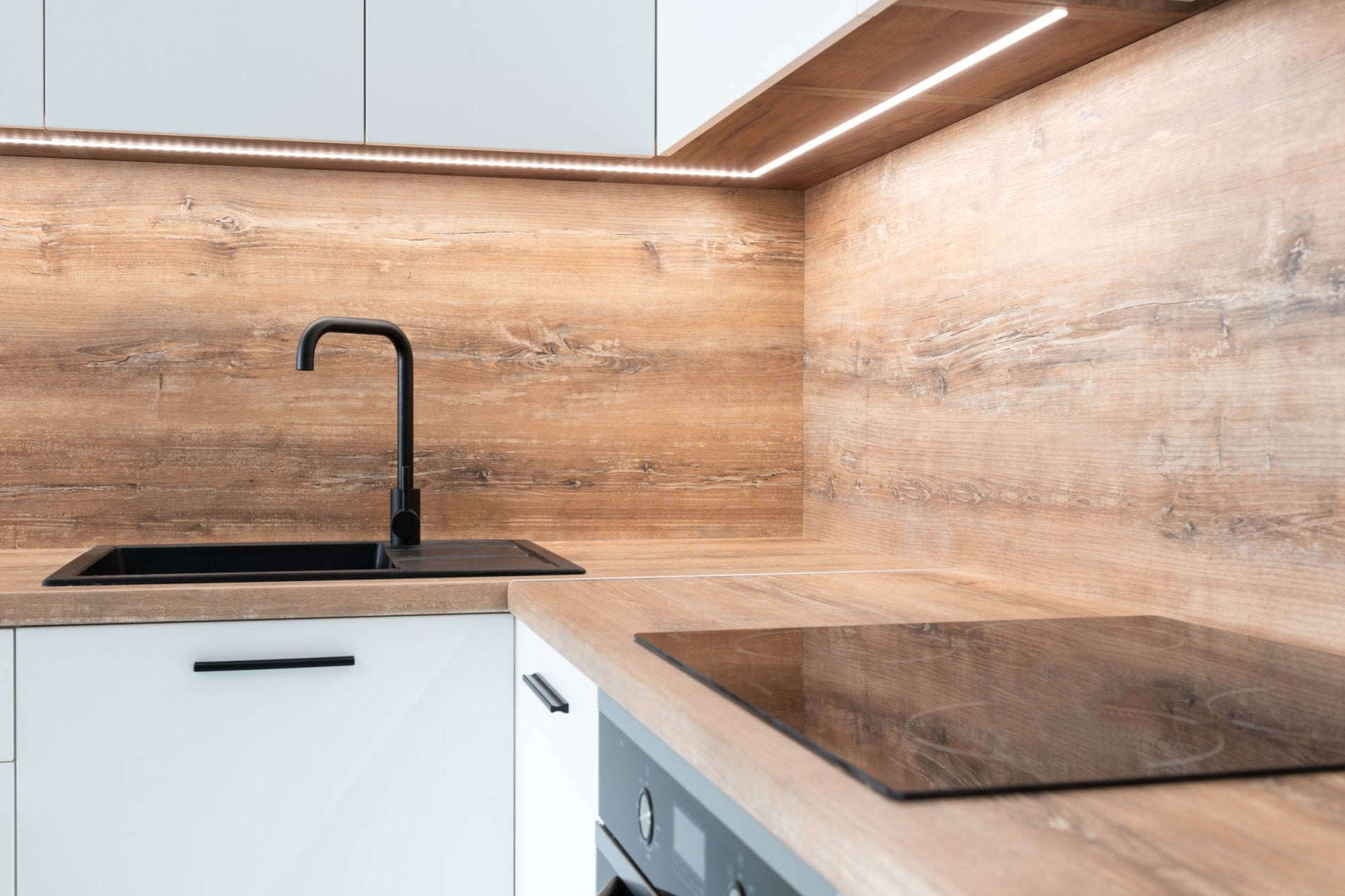 Kuhinja v naravni rdeče-oranžni barvi.