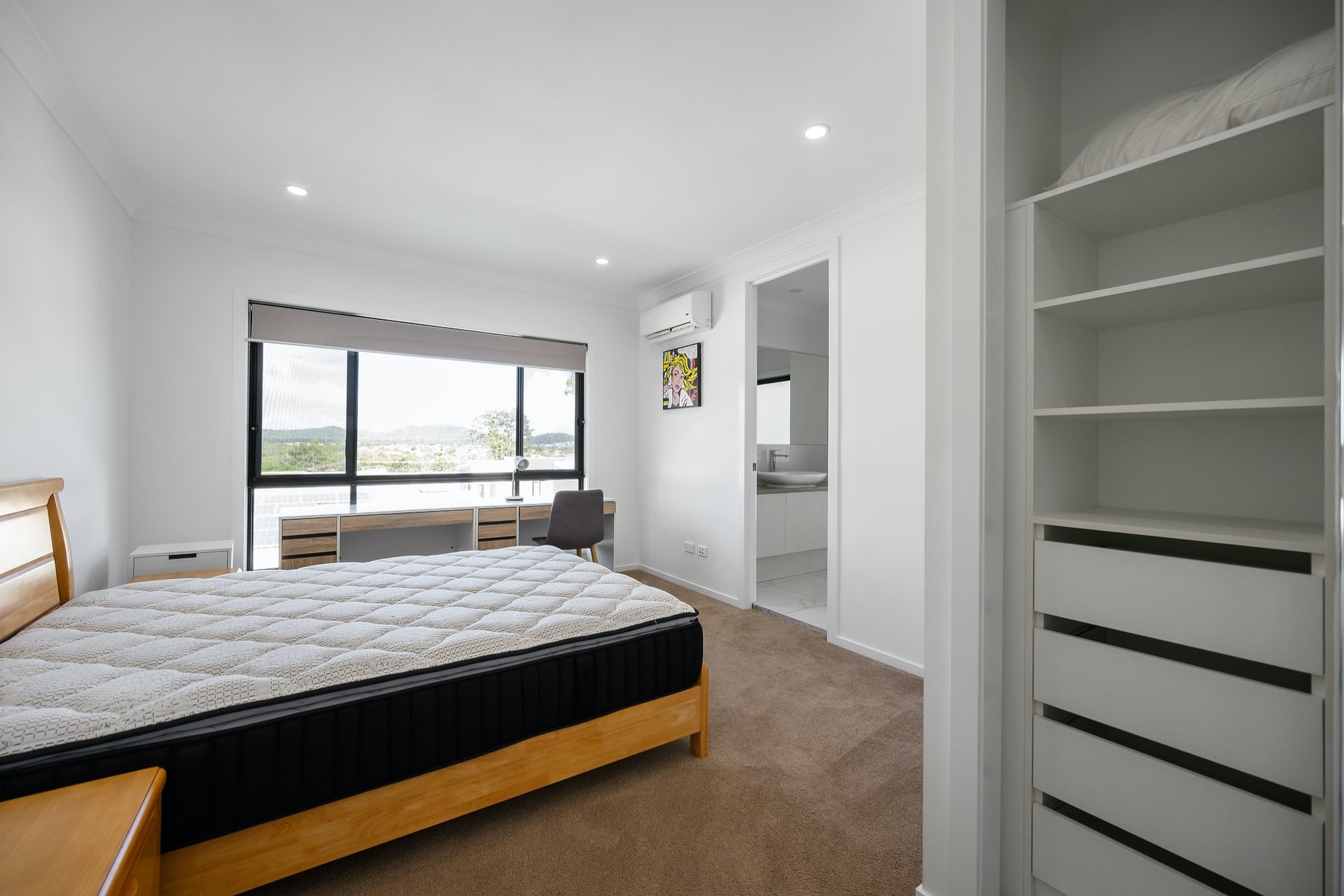 Spalnica z vgradno omaro.